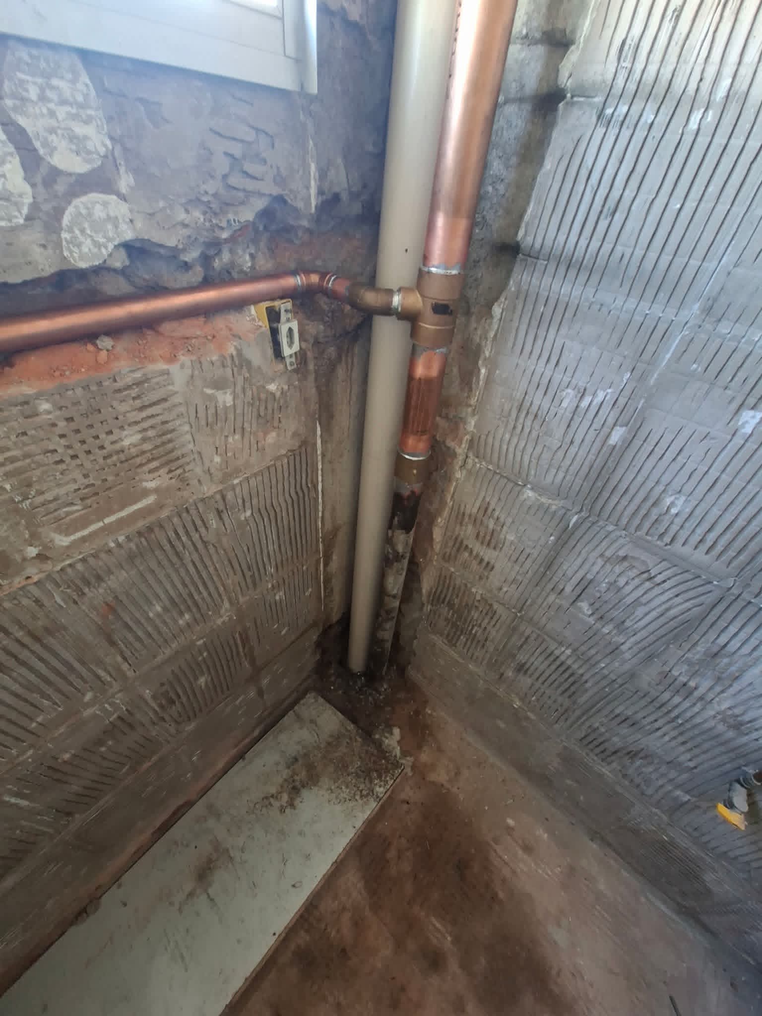 Instalação de tubulação de cobre para sistema de sprinklers em obra