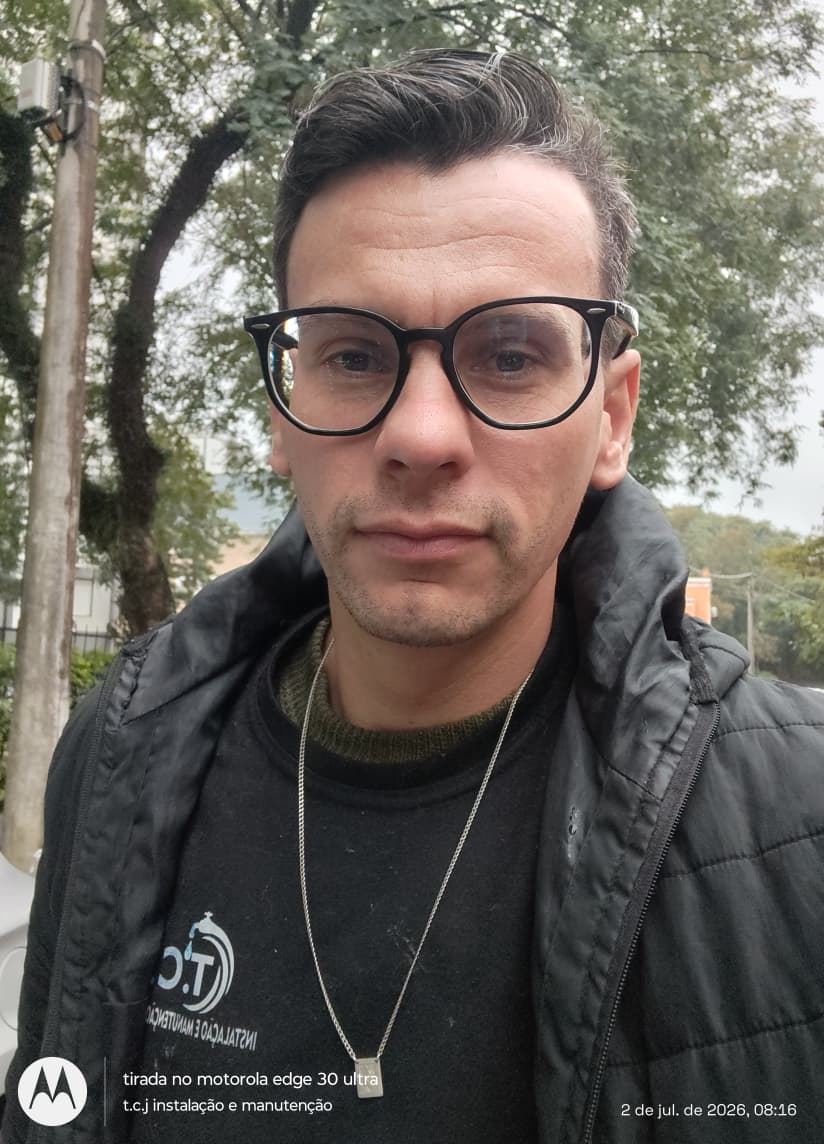 Funcionário da empresa usando camiseta com o logotipo em ambiente externo